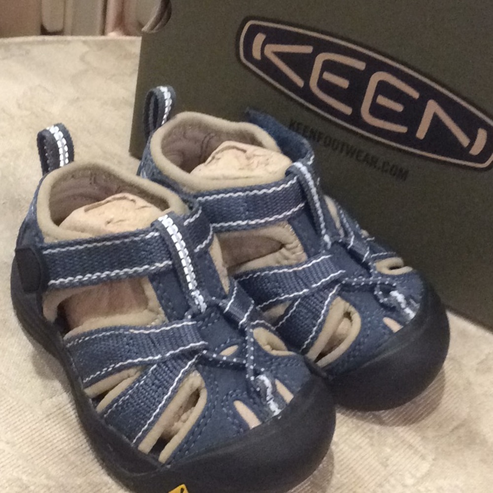 💕💕new Keen boys toddler sandals Sz 4